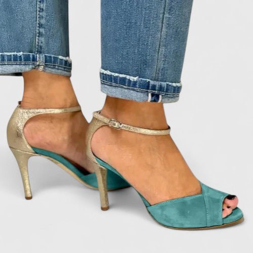 Sandalia de tacón fino con pulsera dorada | Nolavie
